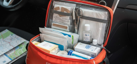 Vaistinėlė automobiliui 2026: Ar jūsų rinkinys vis dar gelbėja gyvybes ar tik renka dulkes?