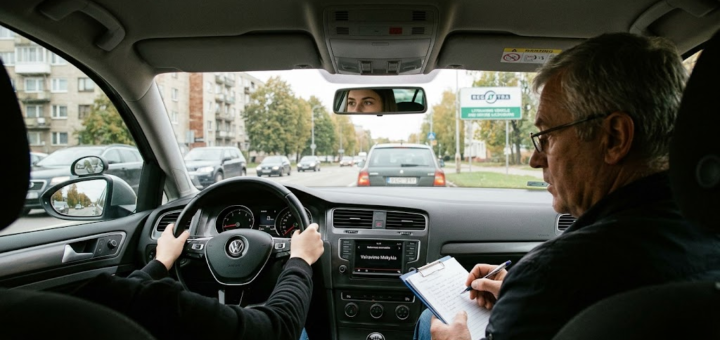 Kaip pasirinkti vairavimo mokyklą, kuri ne tik paruoš egzaminui, bet ir išmokys vairuoti?